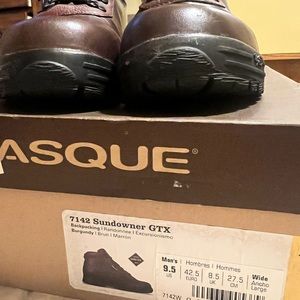 Vasque 9.5W they are in that original box . Very nice just polished.